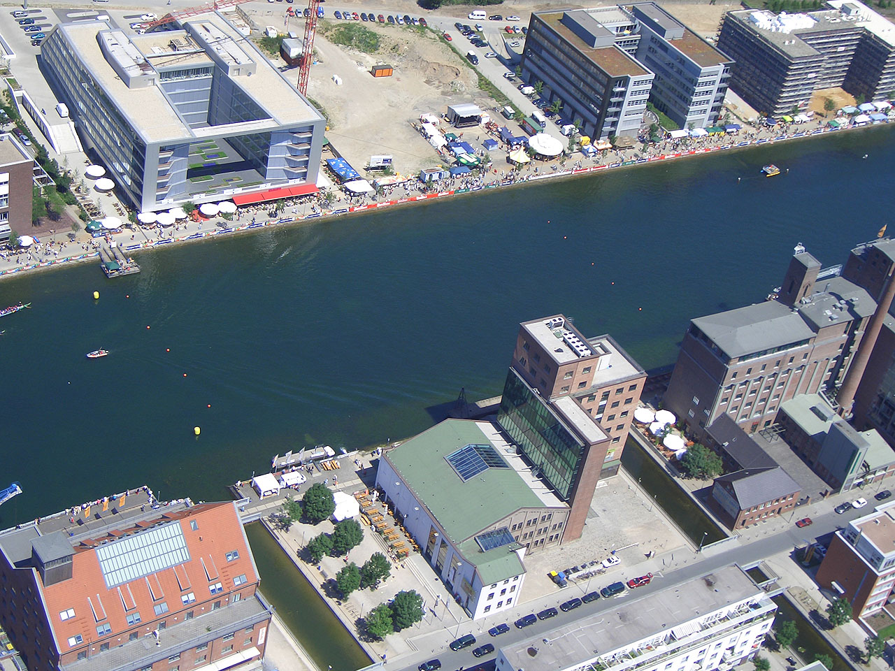 Drachenbootrennen im Duisburger Innenhafen
