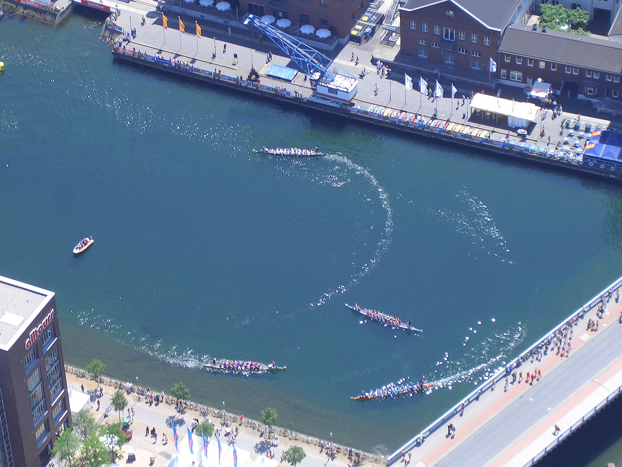 Drachenbootrennen im Duisburger Innenhafen
