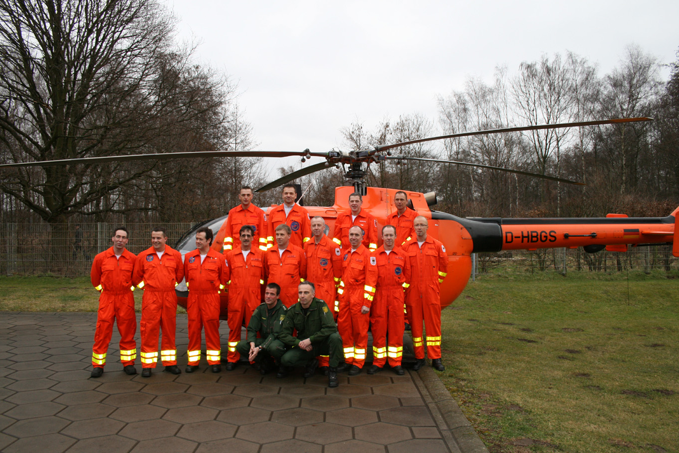 Gruppenfoto vor der Bo-105
Rettungsassistenten und Piloten, wie immer, "Eine Einheit"! An dieser Stelle darf ruhig einmal erwÃ¤hnt werden, dass die Rettungsassistenten der Feuerwehr Duisburg, die Piloten der Bundespolizei und die Ã„rzte der BG-Unfallklinik in all den Jahren stets hervorragend zusammengearbeitet haben.
