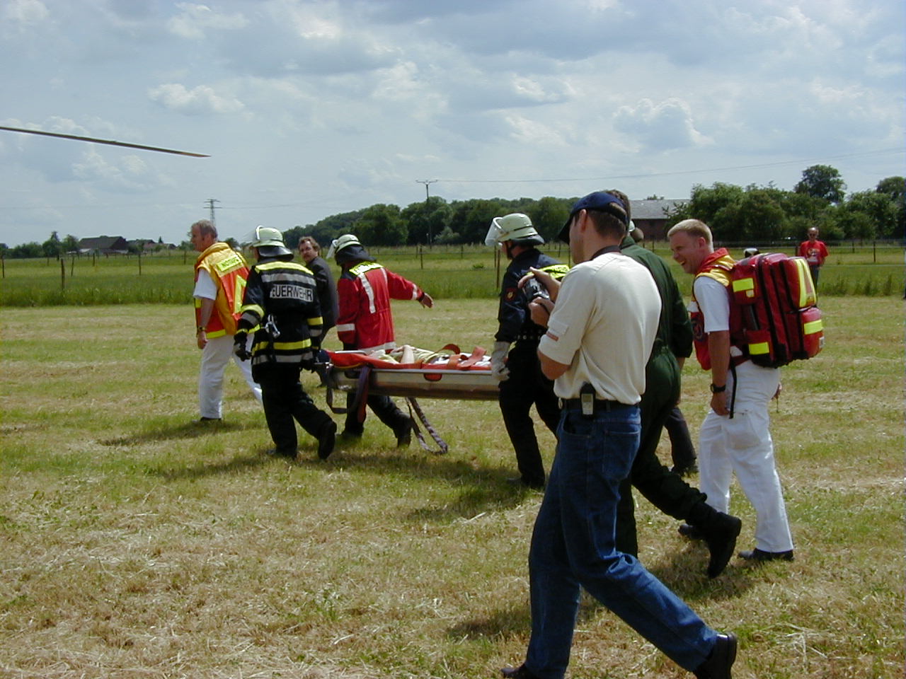 Zur VerfÃ¼gung gestellt von Juergen Maas, Freiwillige Feuerwehr Neukirchen-Vluyn
Der "Patient" wird zum Hubschrauber gebracht.
