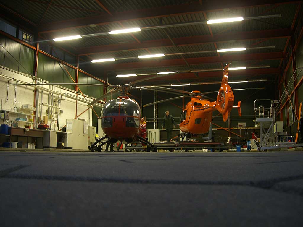 sehen aus der Perspektive aus wie "Modellhubschrauber"
sind aber bestimmt die echten...

Im Hangar am BGH in Duisburg, Platz ist in der kleinsten HÃ¼tte.

Foto: Rainer Wolfger
